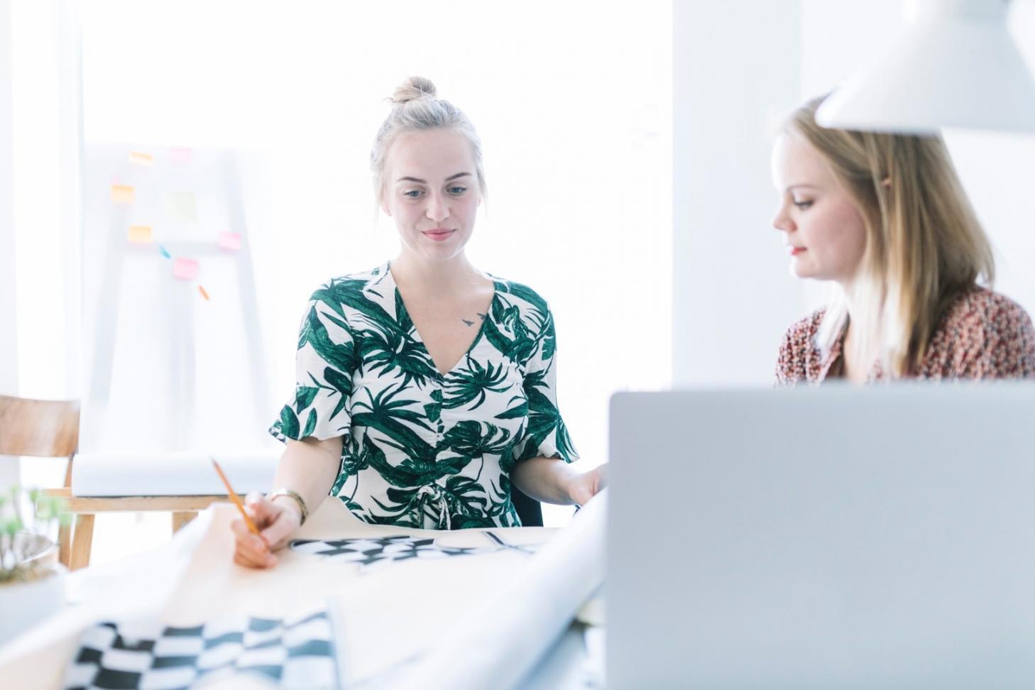 Teilnehmer beim Arbeiten an Investmentanalyse